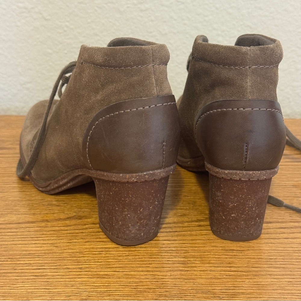 6.5 Brown Suede Clarks Ankle Boots - Picture 2 of 4